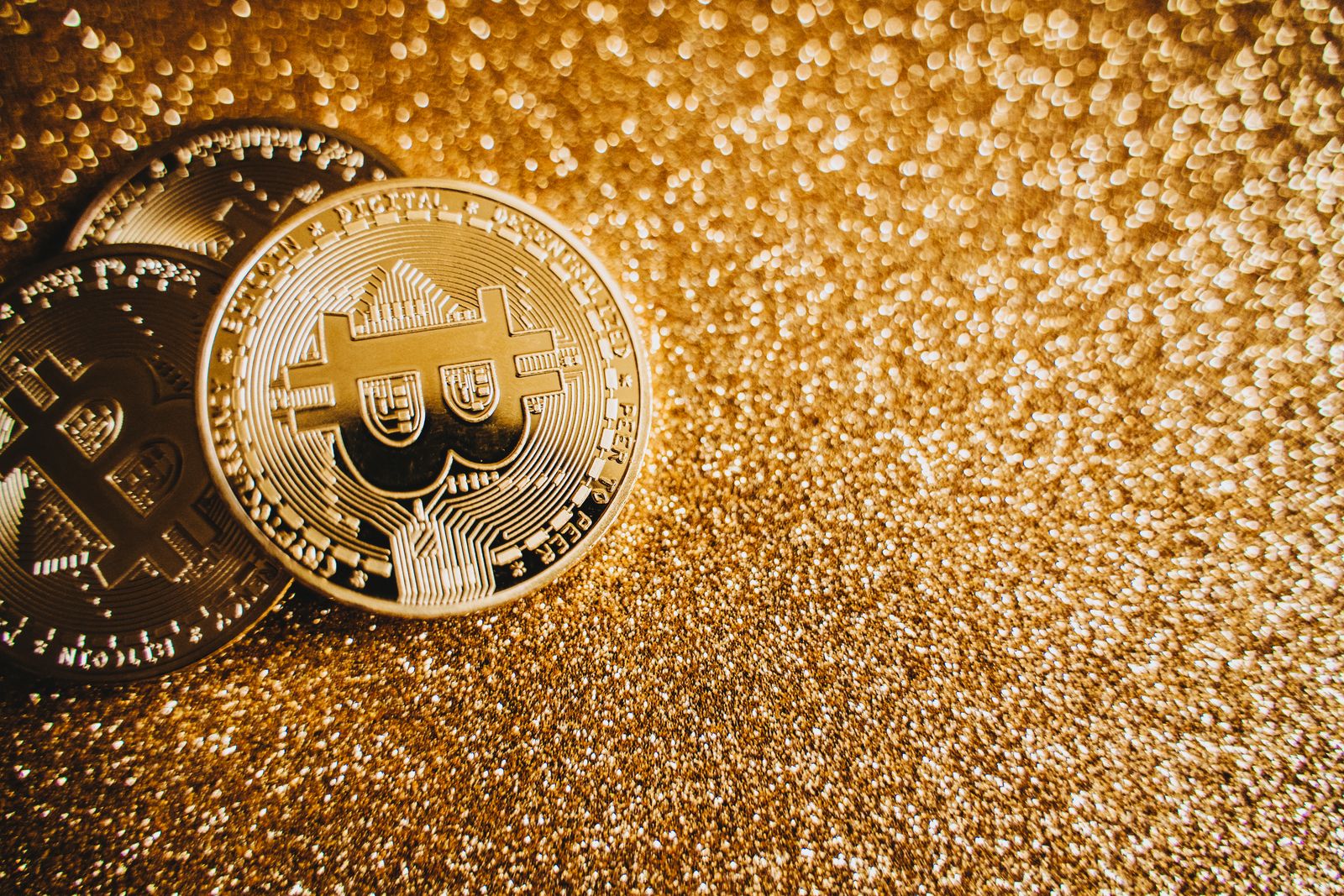Bitcoin tembus US$77 ribu — gelombang kebijakan AS, CLARITY Act, dan peluang altcoin season bagi investor Indonesia
