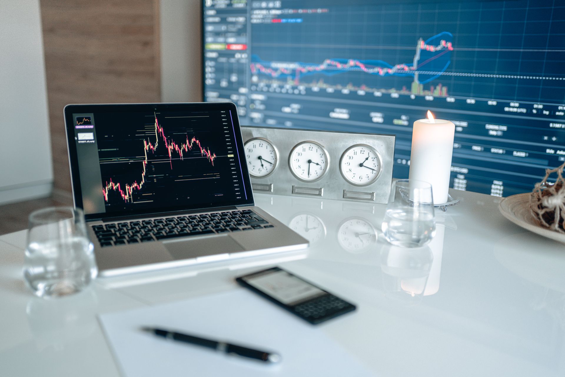 Grafik harga Bitcoin mencetak minggu hijau ketiga beruntun dan menembus US$82.272 pada 5 September 2026 — tertinggi sejak 11 Mei — setelah data nonfarm payroll AS yang kuat gagal membunuh rally, jelang rilis CPI, voting CLARITY Act 15 September, dan rapat FOMC 15-16 September