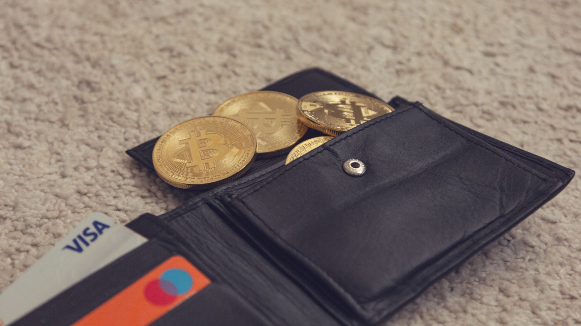 Investor Indonesia memeriksa saldo koin delisting dan tenggat penarikan Indodax serta Tokocrypto di ponsel
