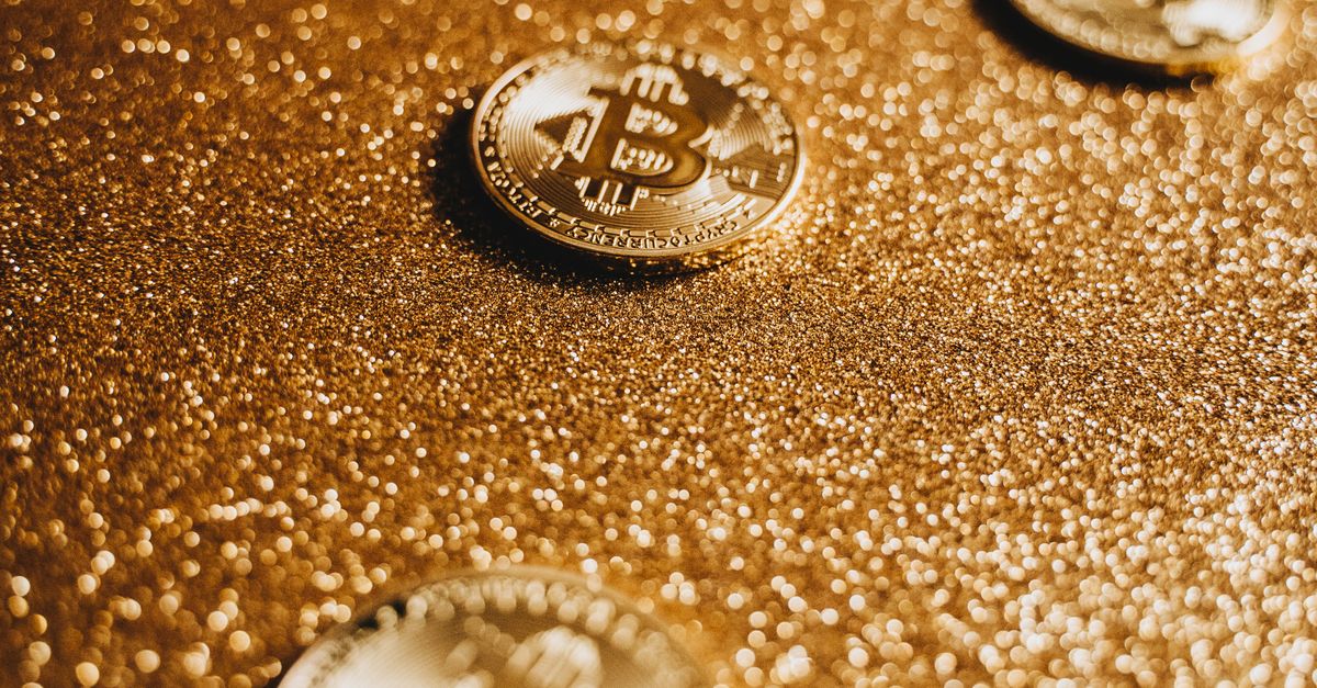 Koin Bitcoin di atas latar emas — Bareskrim Polri mengancam pidana Indodax di era pengawasan aset kripto OJK pasca Bappebti