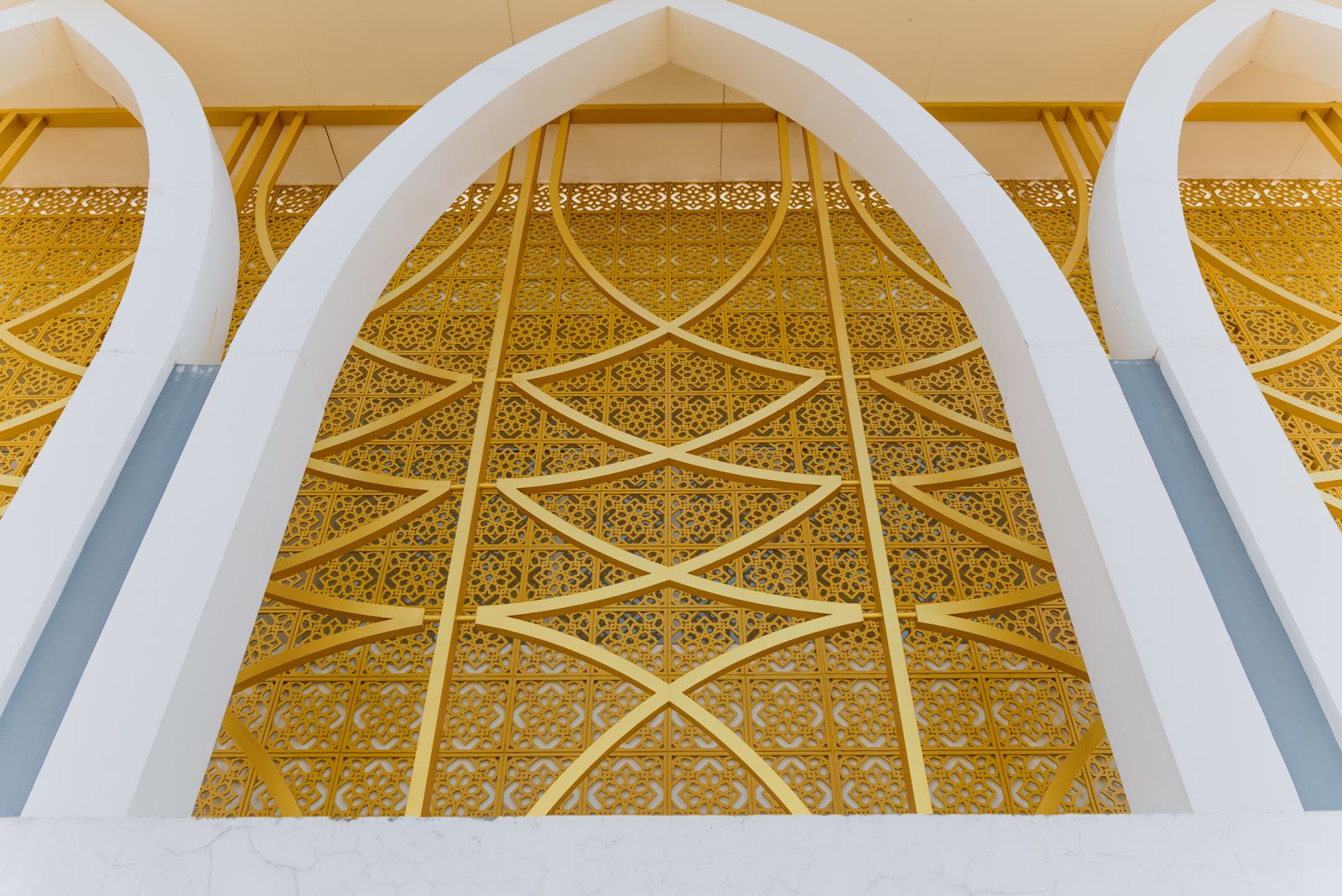Fatwa kripto 2026 — ornamen emas masjid sebagai simbol penilaian halal-haram aset kripto menurut DSN MUI dan Muhammadiyah