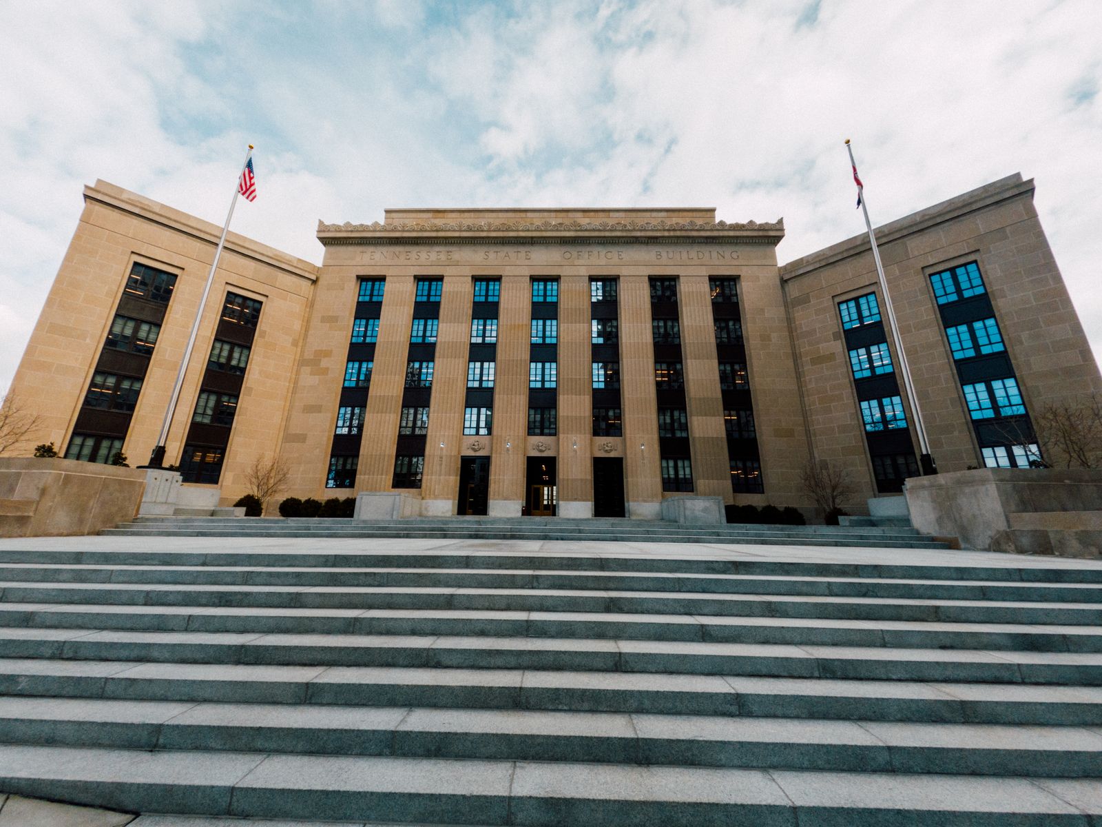 Gedung bank sentral Amerika Serikat menjelang keputusan kenaikan suku bunga The Fed pertama sejak Juli 2023