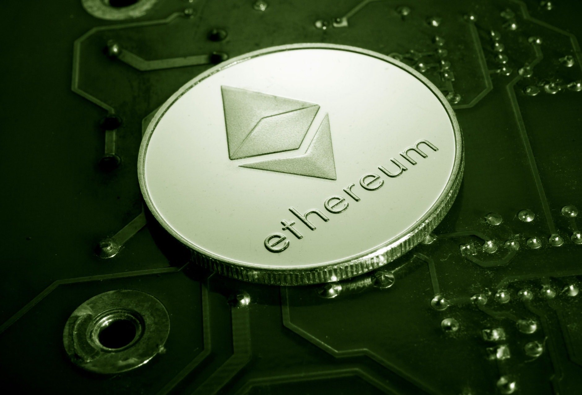 Koin Ethereum di atas papan sirkuit sebagai gambaran upgrade Glamsterdam dan rekor 41 juta ETH yang terkunci di staking pada September 2026