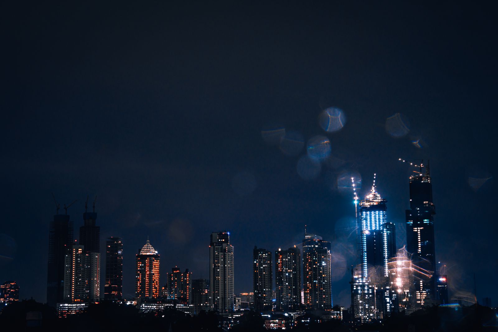 Panorama Jakarta saat malam menjelang penerapan PADK Nomor 3 Tahun 2026 OJK dan aturan pajak kripto terbaru