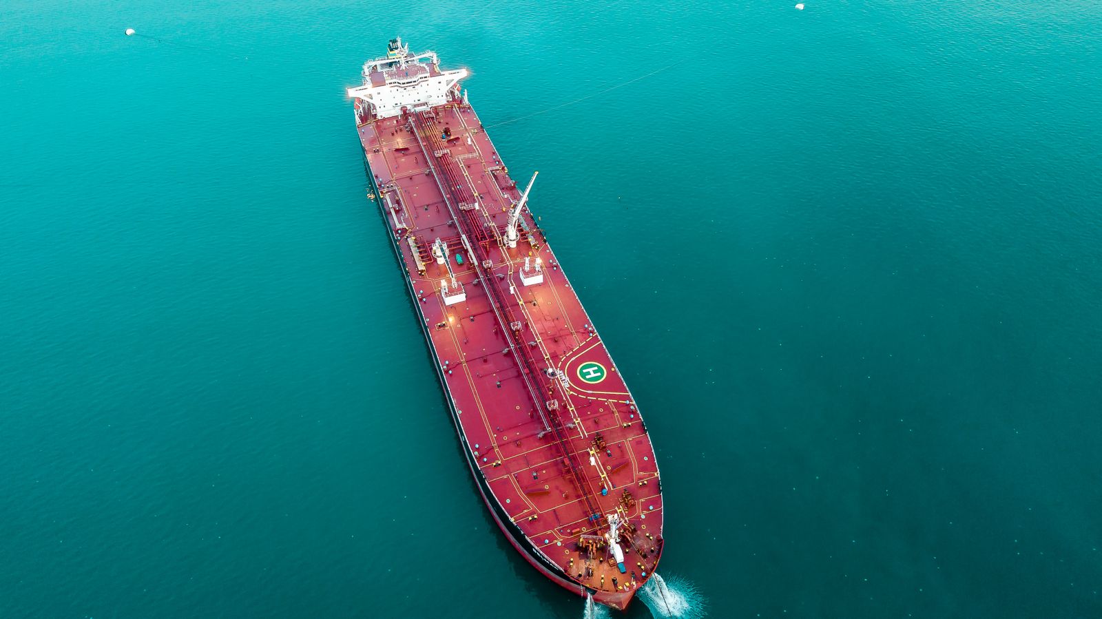 Kapal tanker minyak besar melintas di laut lepas, menggambarkan insiden proyektil di Selat Hormuz yang membalikkan kenaikan Bitcoin ke US$87.000 pada 2 Oktober 2026